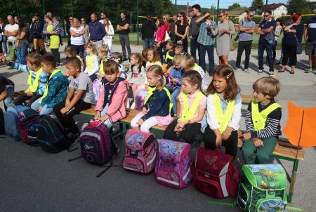 SPREJEM PRVOŠOLČKOV CERKNICA 03 FOTO LJUBO VUKELIČ